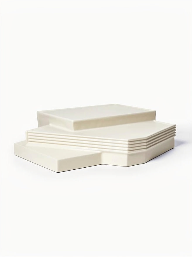 **Nowoczesny projekt ceramiczny - wielowarstwowa forma w kolorze białym**